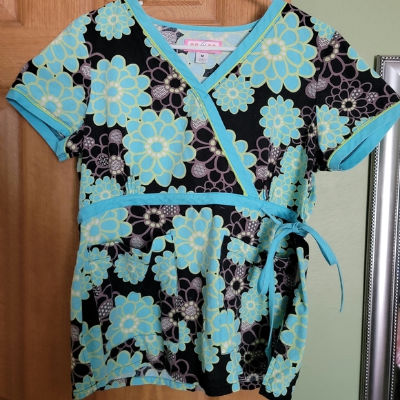 Women's Koi Medium Scrub Set